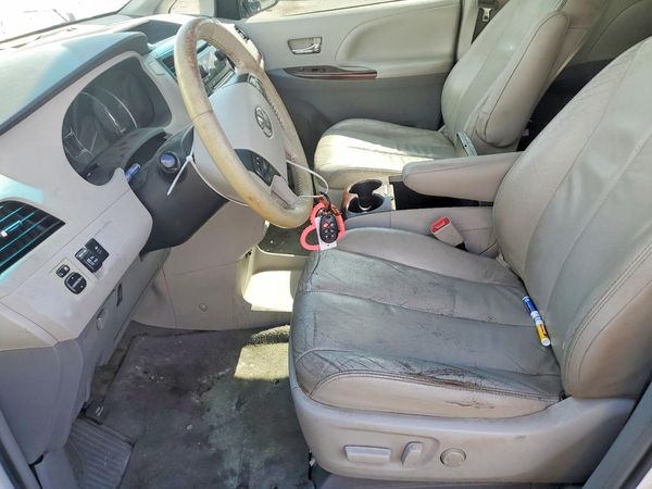 2012 TOYOTA SIENNA