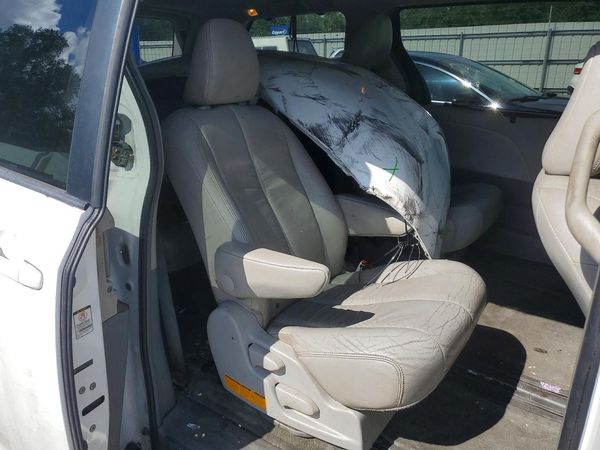 2012 TOYOTA SIENNA