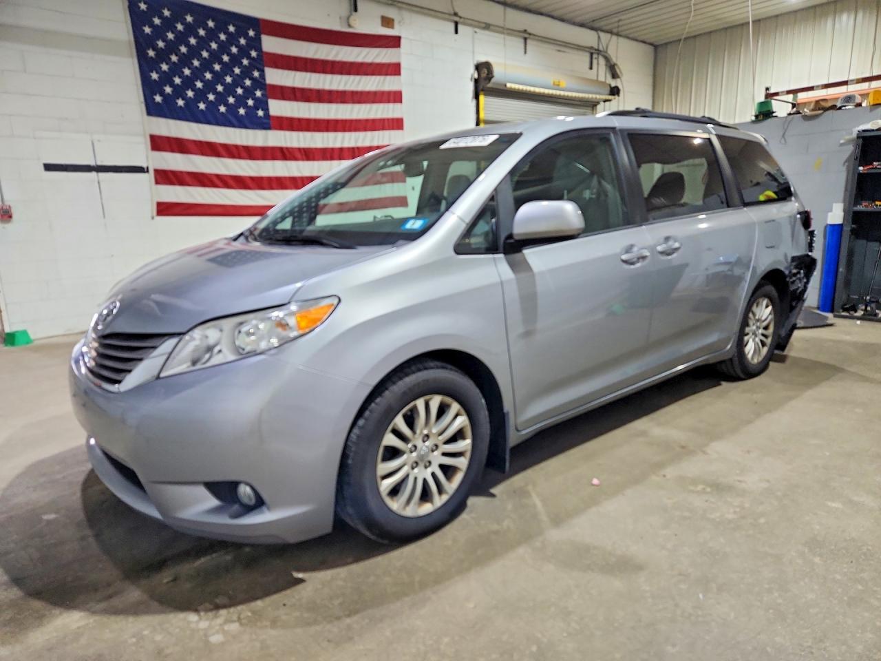 2017 TOYOTA SIENNA