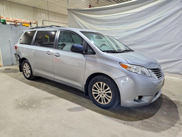 2017 TOYOTA SIENNA