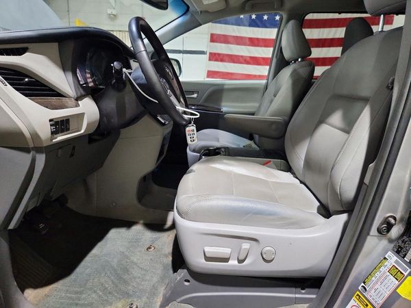 2017 TOYOTA SIENNA