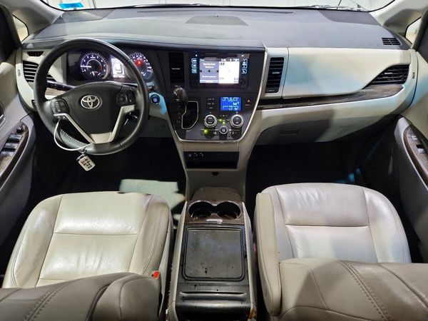 2017 TOYOTA SIENNA