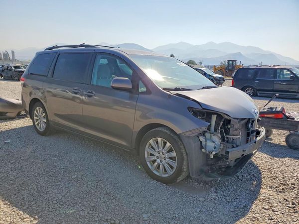 2013 TOYOTA SIENNA