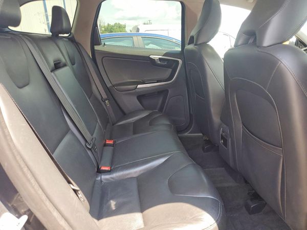 2015 VOLVO XC60 Premier (non R design)