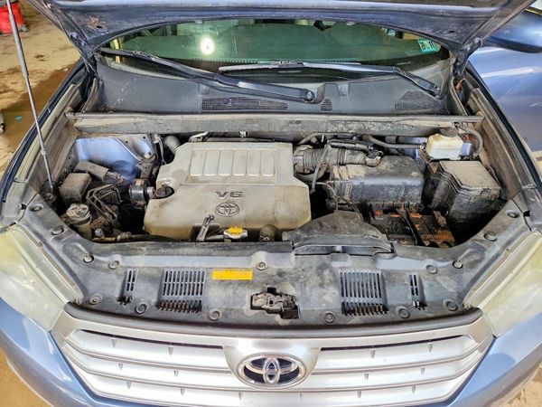 2013 TOYOTA HIGHLANDER Base/Hybrid — Engine bay