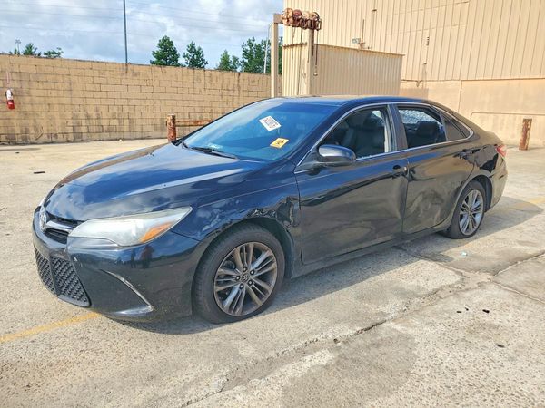 2017 TOYOTA CAMRY LE/SE/XLE/XSE — Front 3/4