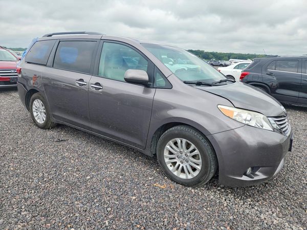 2017 TOYOTA SIENNA