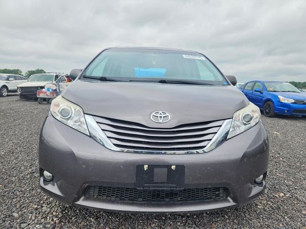 2017 TOYOTA SIENNA