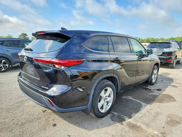 2022 TOYOTA HIGHLANDER LE