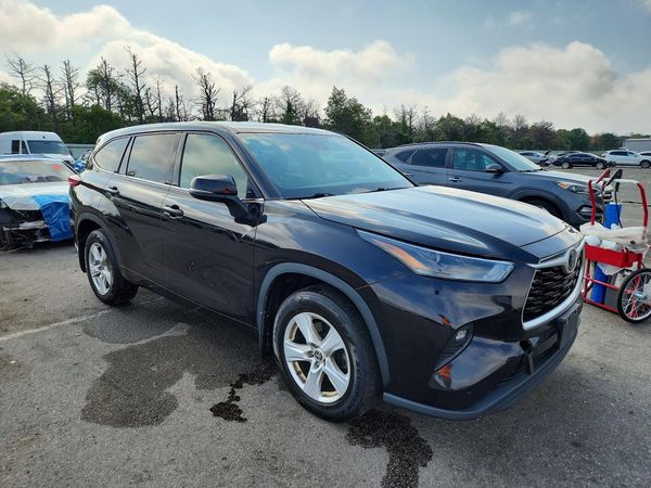 2022 TOYOTA HIGHLANDER LE