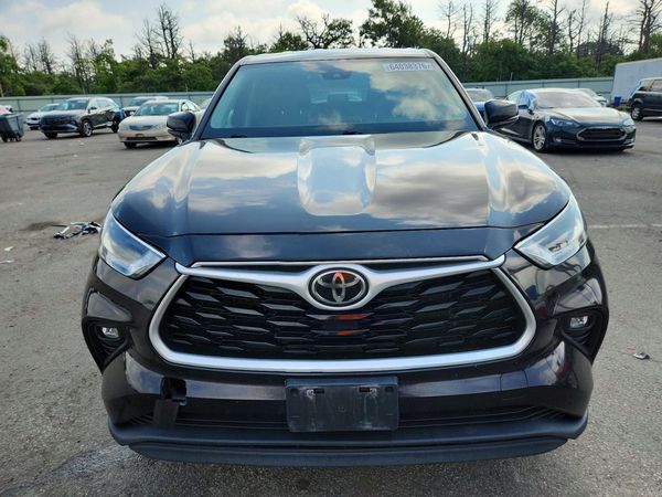 2022 TOYOTA HIGHLANDER LE
