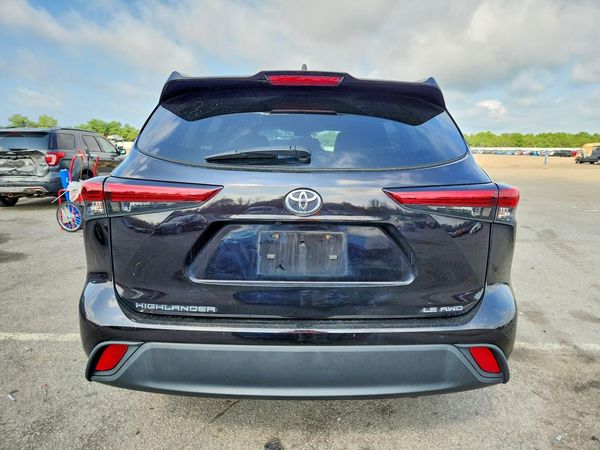 2022 TOYOTA HIGHLANDER LE