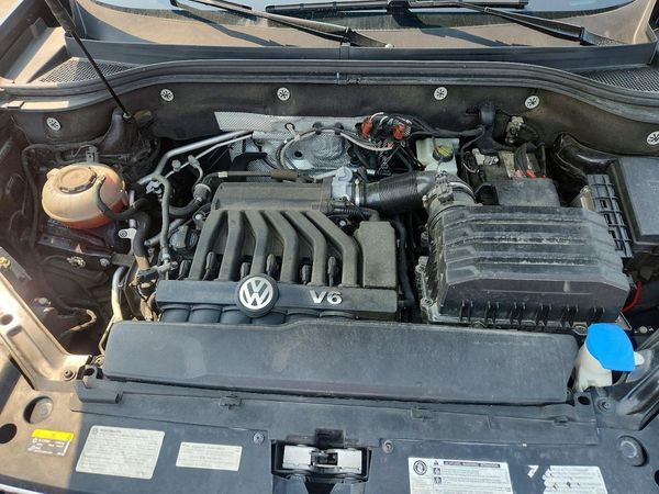 2019 VOLKSWAGEN ATLAS 4Motion SEL — Engine bay