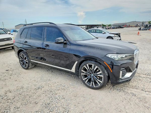 2022 BMW X7 xDrive40i — Passenger 3/4
