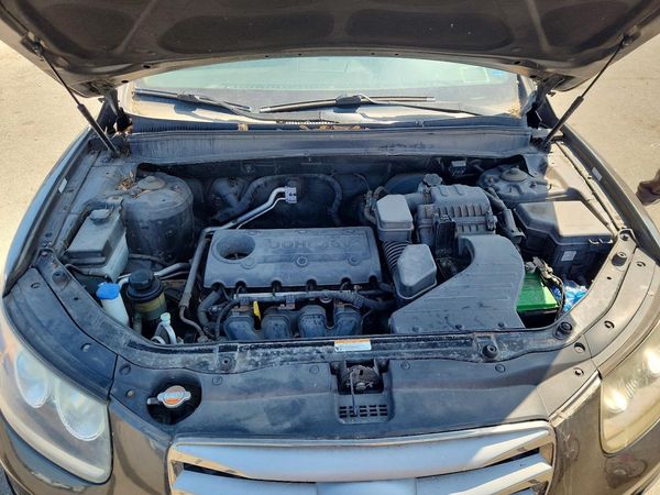 2012 HYUNDAI SANTA FE GL(Middle-low ) — Engine bay