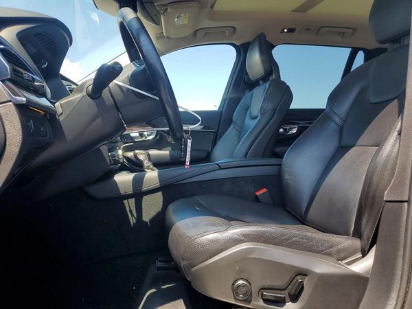 2017 VOLVO XC90 Momentum