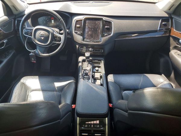 2017 VOLVO XC90 Momentum