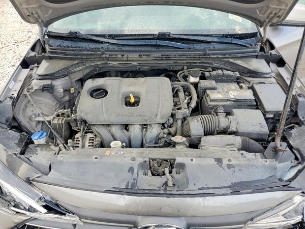 2020 HYUNDAI ELANTRA — Engine bay