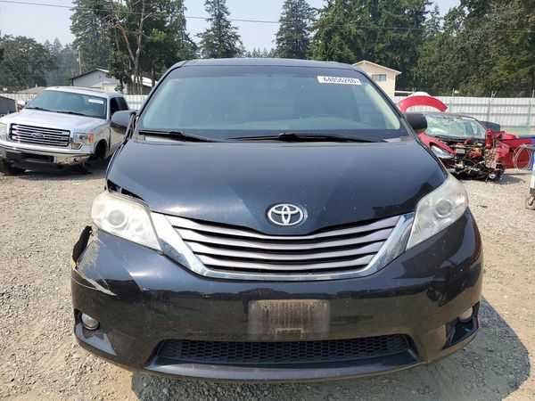2017 TOYOTA SIENNA