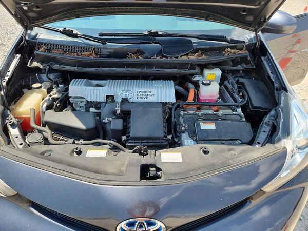 2017 TOYOTA PRIUS — Engine bay