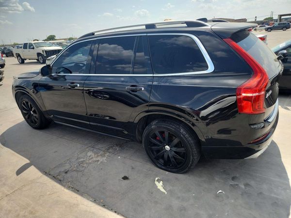 2017 VOLVO XC90 Momentum