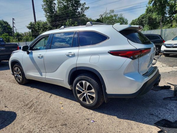 2022 TOYOTA HIGHLANDER XLE