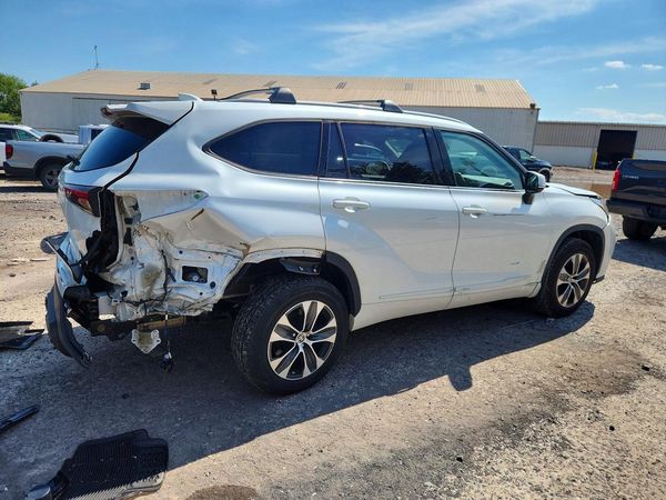 2022 TOYOTA HIGHLANDER XLE