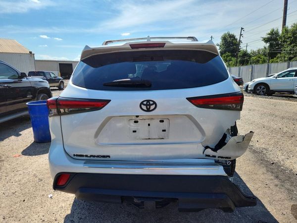 2022 TOYOTA HIGHLANDER XLE