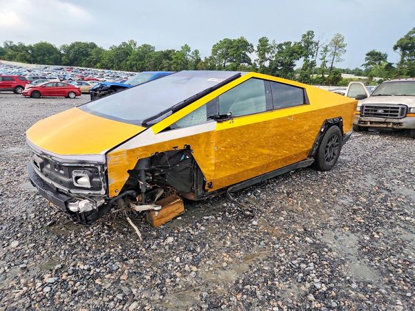 2025 TESLA CYBERTRUCK