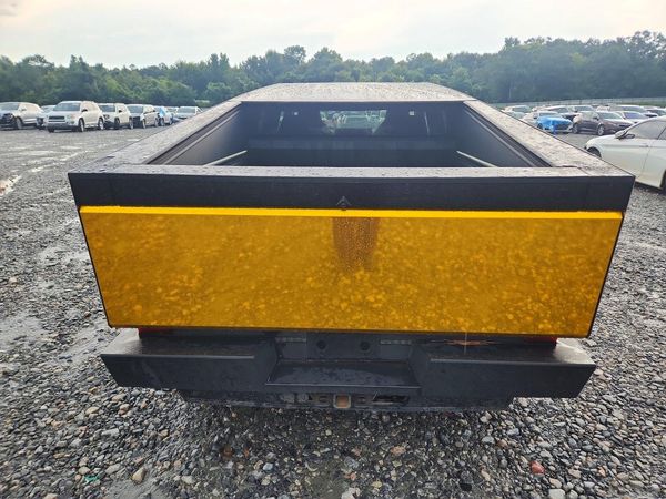 2025 TESLA CYBERTRUCK