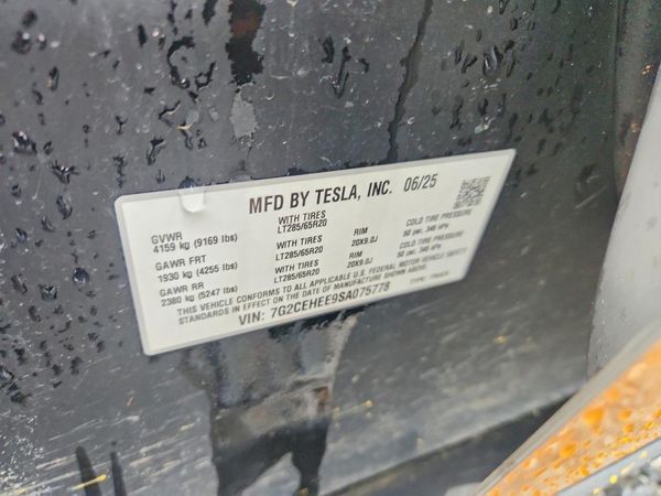 2025 TESLA CYBERTRUCK
