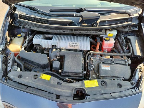 2013 TOYOTA PRIUS — Engine bay