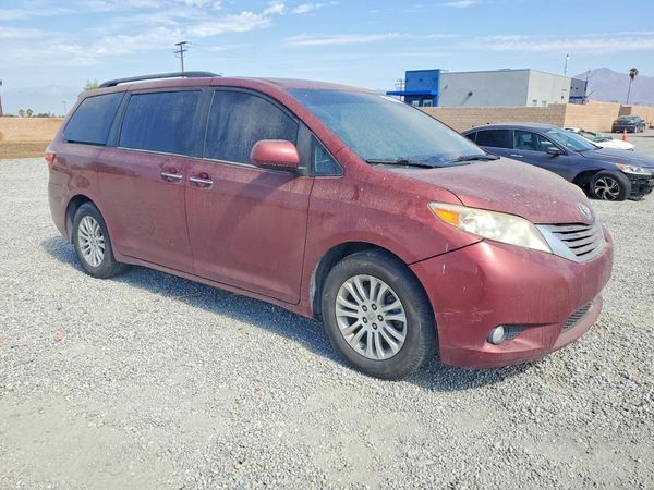 2016 TOYOTA SIENNA