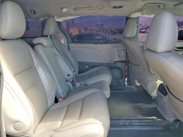 2016 TOYOTA SIENNA