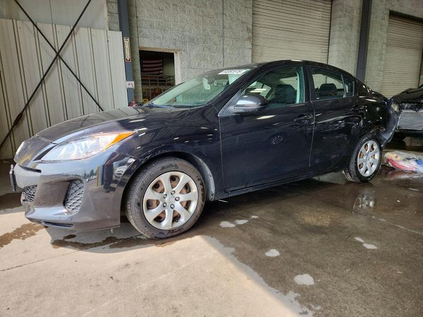 2013 MAZDA 3 — DSFA — Front 3/4