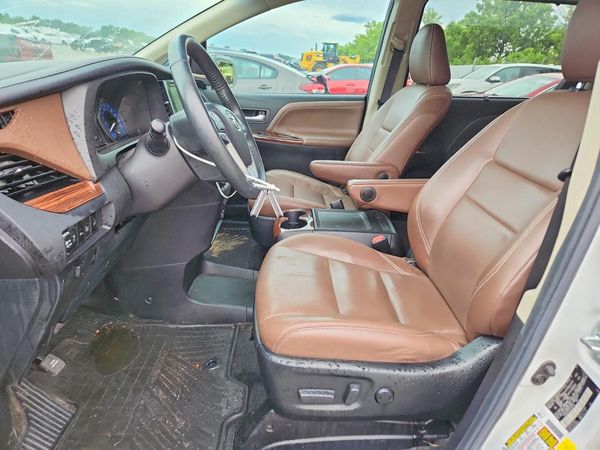 2016 TOYOTA SIENNA