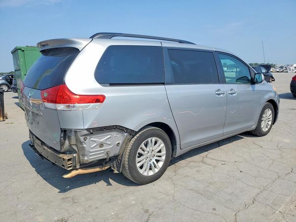 2012 TOYOTA SIENNA