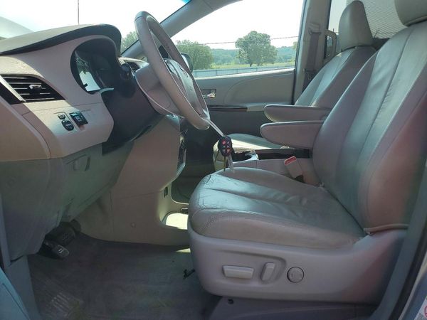 2012 TOYOTA SIENNA