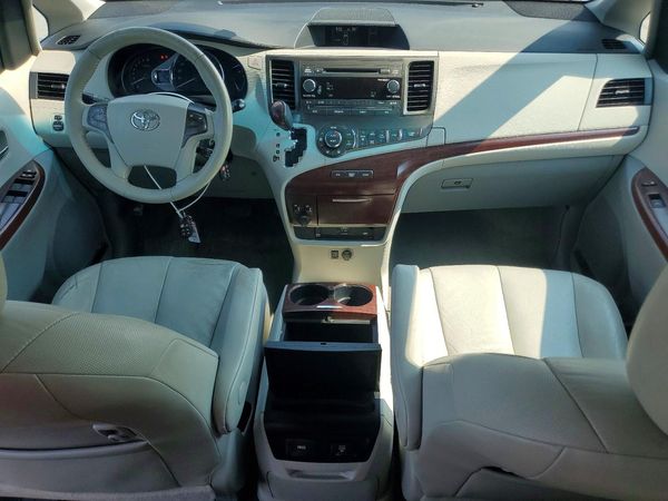 2012 TOYOTA SIENNA
