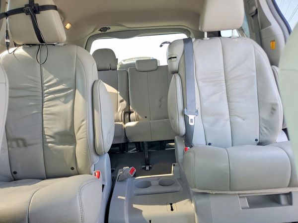 2012 TOYOTA SIENNA