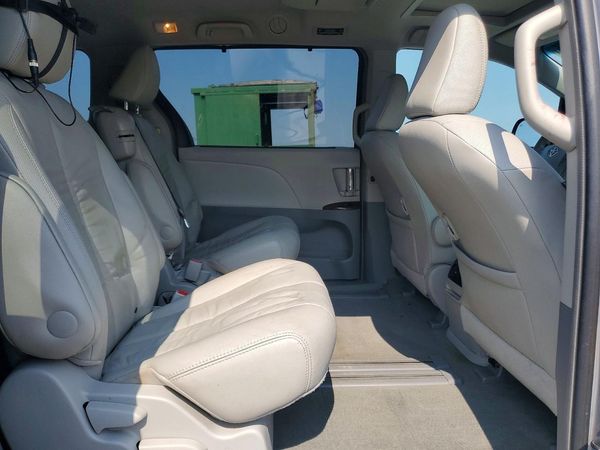 2012 TOYOTA SIENNA