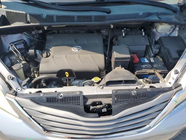 2012 TOYOTA SIENNA