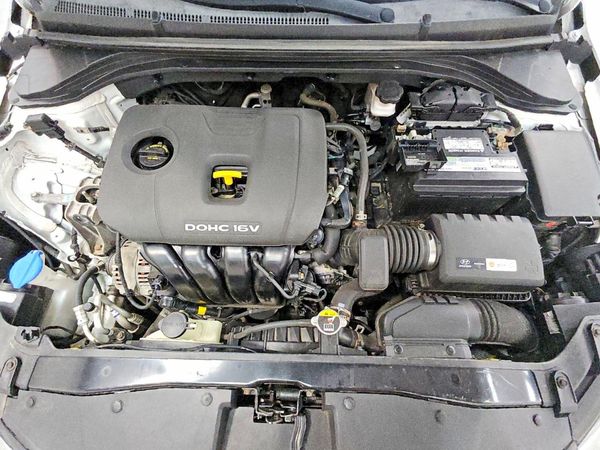 2017 HYUNDAI ELANTRA — Engine bay