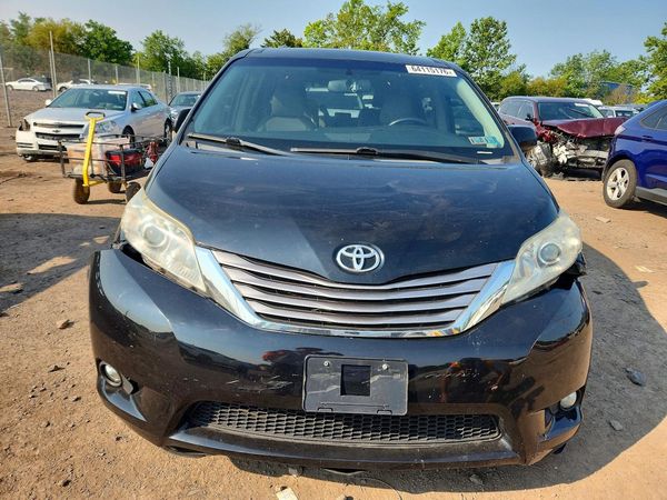 2017 TOYOTA SIENNA