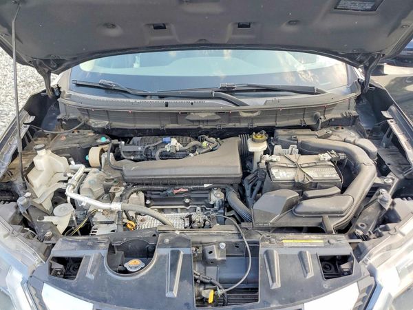 2018 NISSAN ROGUE — Engine bay