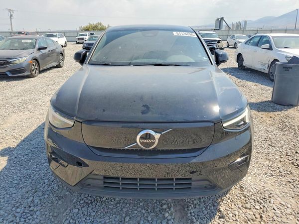2022 VOLVO C40