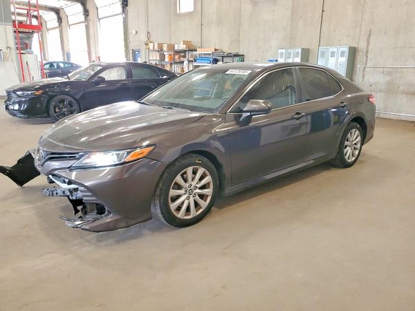 2018 TOYOTA CAMRY LE/SE/XLE/XSE — Front 3/4