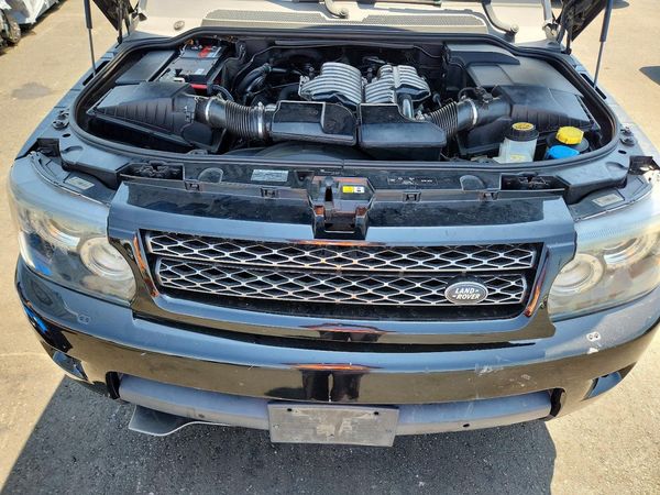 2013 LAND ROVER RANGEROVER HSE — Engine bay