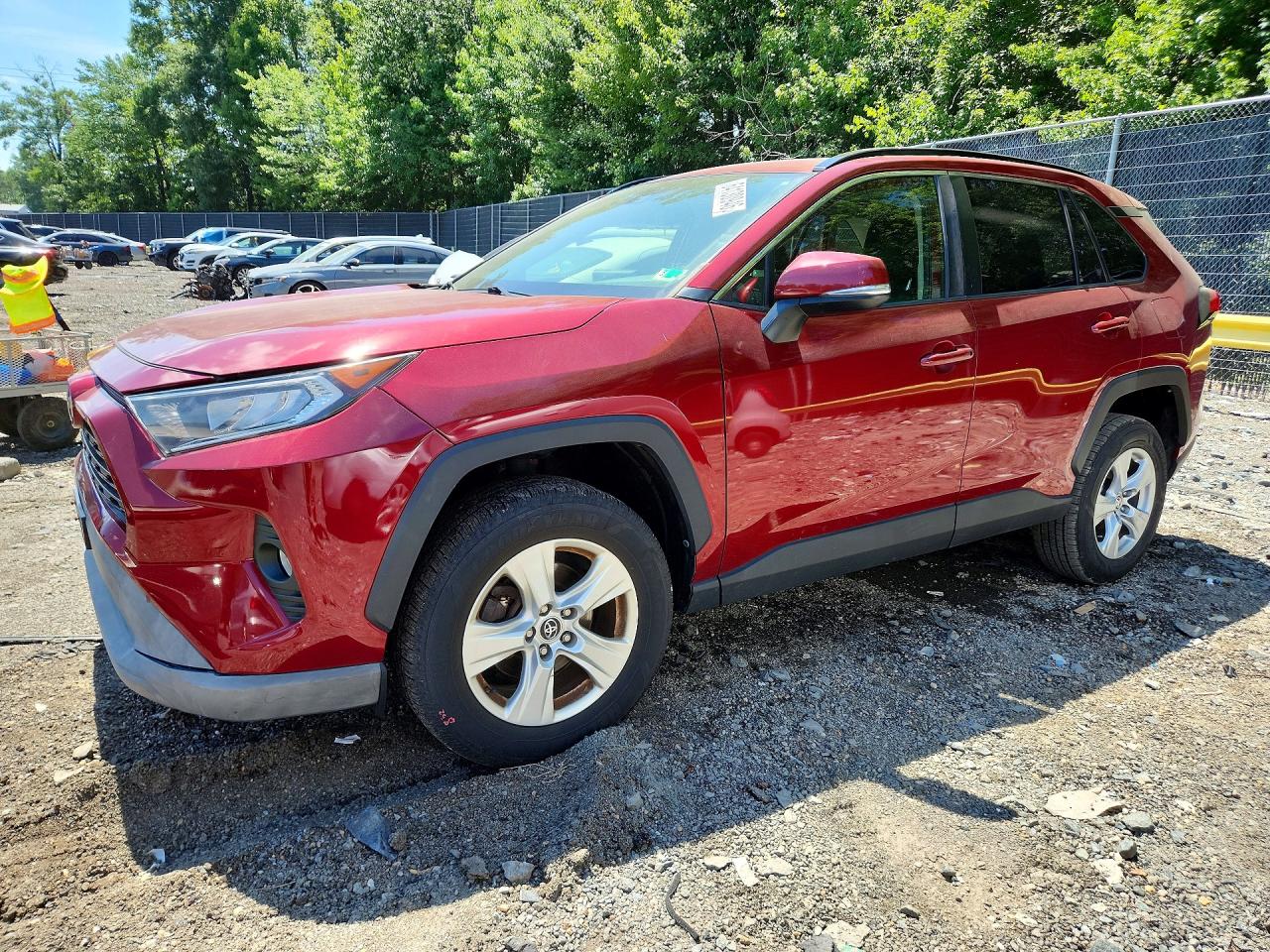 2019 TOYOTA RAV4 XLE / XLE Premium 4WD — Front 3/4