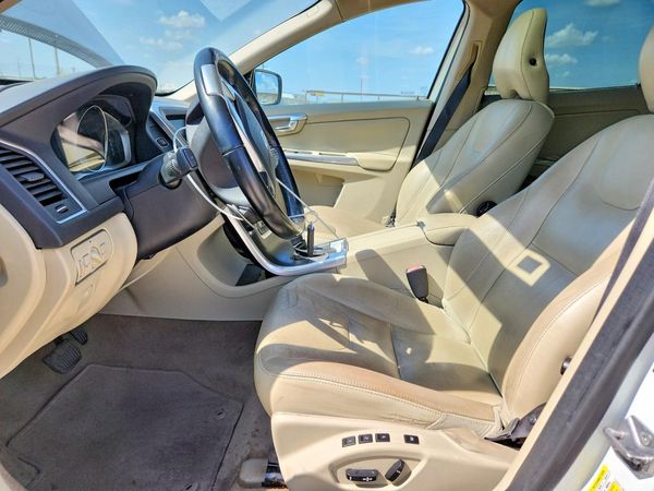 2015 VOLVO XC60 Platinum (non R design)